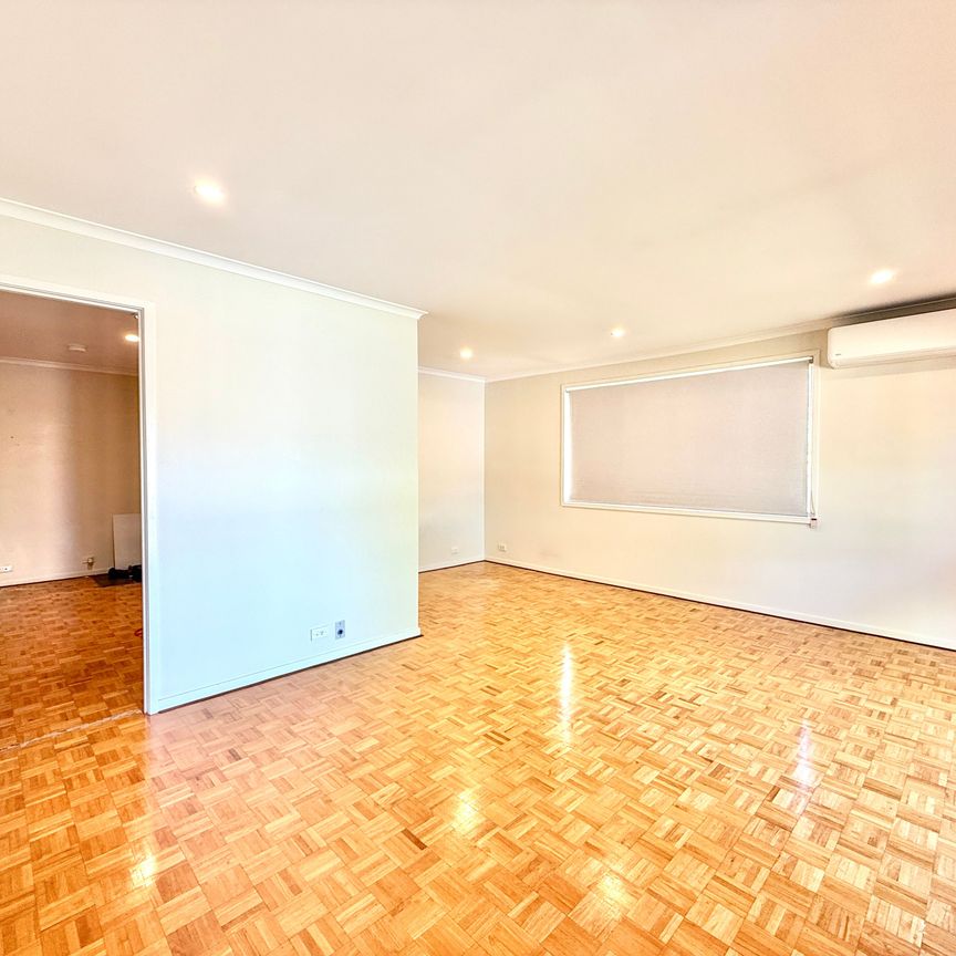 Modern 3 bedroom home with brand new kitchen! - Photo 1