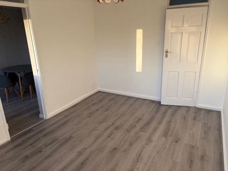 3 bedroom flat to rent - Photo 2