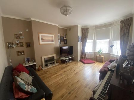 Double Room in a family home available Now! - Photo 2