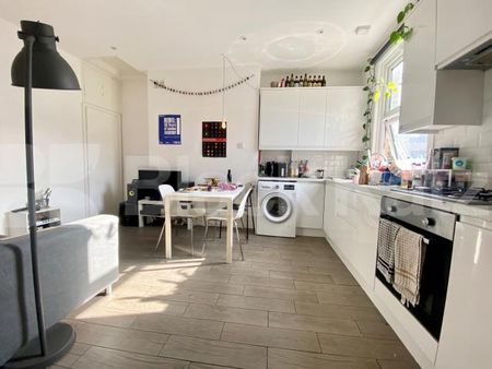 Superbly located three double bedroomed apartment - Photo 4