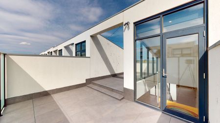 Stunning 3-Bed, 2-Bath Townhouse with Breathtaking Views - Photo 2