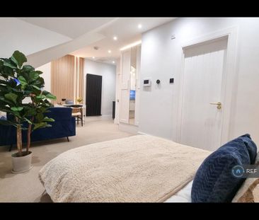 1 bedroom in a house share to rent - Photo 2