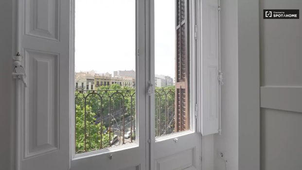 Bright room for rent in 9-bedroom apartment in l'Eixample - Foto 1
