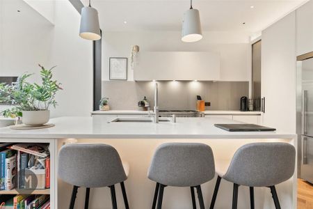 4 bedroom end of terrace house to rent - Photo 2