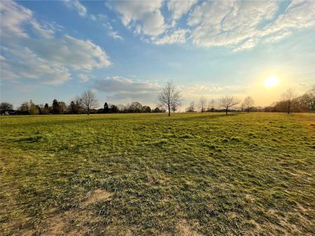 1 bedroom Flat in Oaklands Park, Berkshire - Photo 3