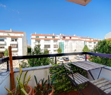 Apartamento T3 Luminoso com Garagem e Arrecadação em Cascais - Photo 2