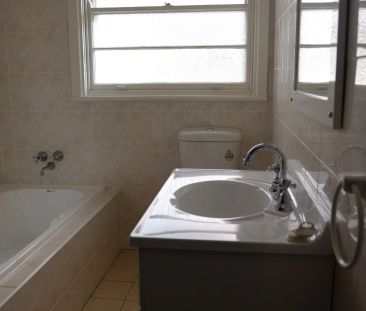 Family Home Offering Space, Comfort & Modern Living - Photo 3