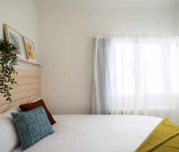 Room in a shared 17-bedroom apartment for rent in Vallehermoso - Foto 1