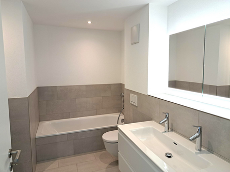 moderne Wohnung mit Balkon an ruhiger Lage mit top Ausbaustandard - Photo 5