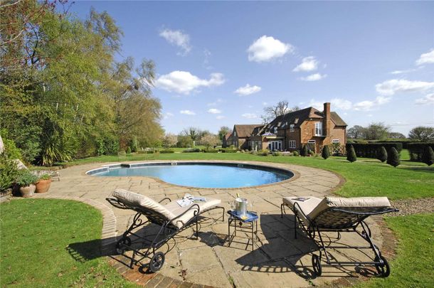 A stunning family home set in beautifully landscaped mature grounds, available on a short let basis - Photo 1