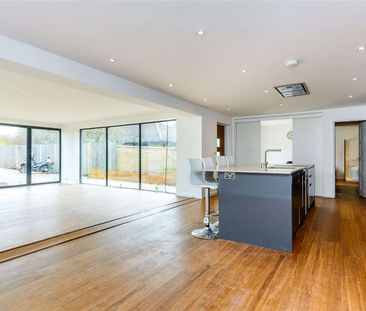 A barn style, 3-4 bedroom family home, finished to a high standard ... - Photo 3