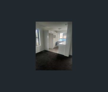 Airy modern unit close to train and shops! - Photo 6