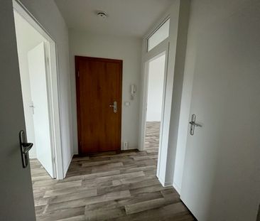 Sanierte 2 Raum-Wohnung mit Balkon und Badewanne - Photo 2