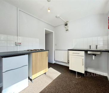 1 bedroom in a house share to rent - Photo 3