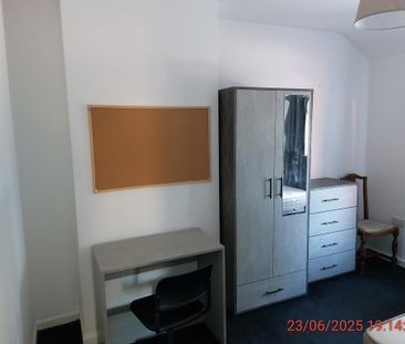 5 bedroom semi-detached house to rent - Photo 4