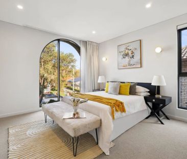 Designer Home in Top Location with Rear Lane Access - Photo 3