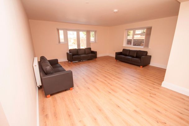 8 Bed Semi-Detached House, Wilton Avenue, SO15 - Photo 1