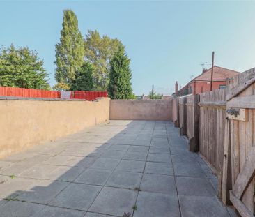 3 bedroom end of terrace house to rent - Photo 2