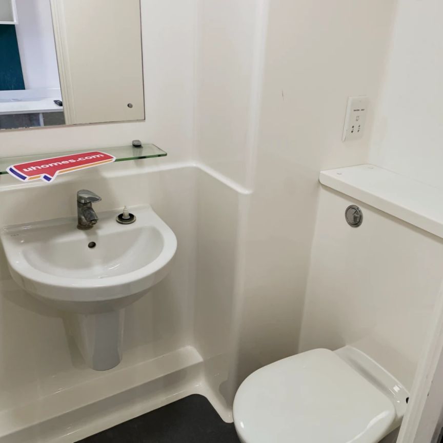 Studio - Silver - Photo 1