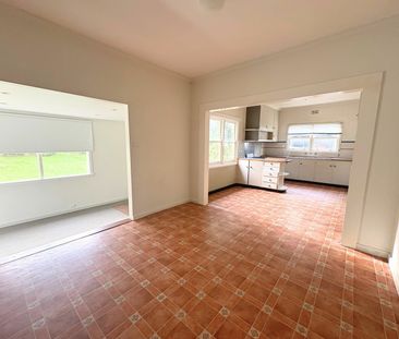 LIGHT FILLED HOME! - Photo 6