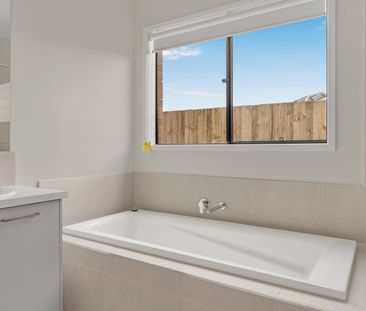 Spacious 3 Bedroom Home in fantastic location! - Photo 3