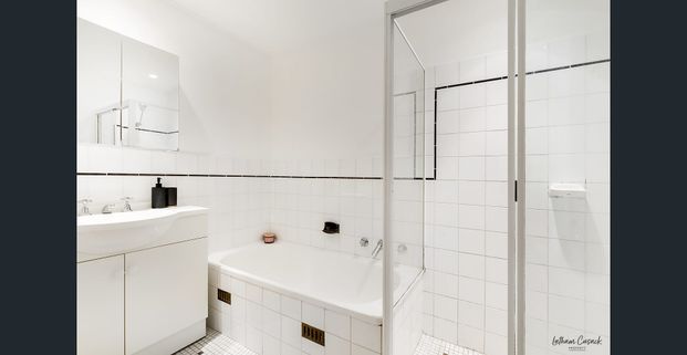 **First Open for Inspection, 11.15-11.45am, Thursday, 27/11/25** Modern Three-Bedroom Apartment in Prime Neutral Bay Location - Photo 1