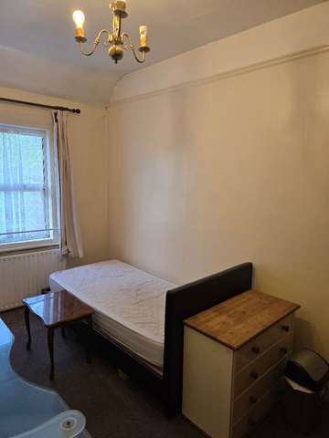 1 bedroom in a flat share to rent - Photo 5