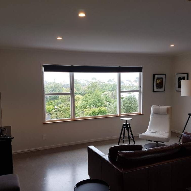 Charming 3-Bedroom Upstairs Apartment with Stunning Views in Remuera - Photo 1