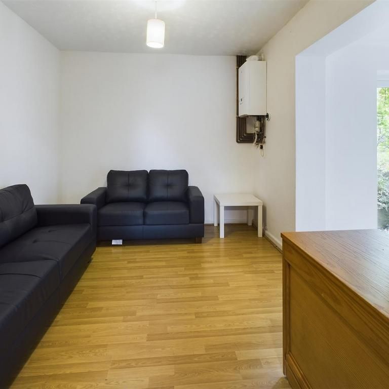 6 bedroom semi-detached house to rent - Photo 1