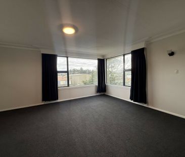 Garaging galore and a sunny and tidy home! - Photo 6