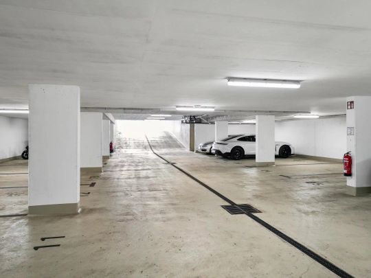 Helle 1-Zimmer-Wohnung mit großzügiger Terrasse und Tiefgaragenparkplatz - Foto 1