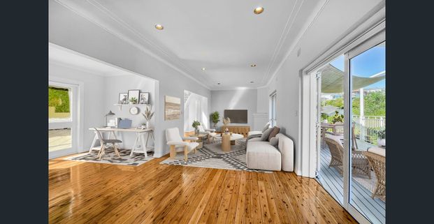 Beautifully renovated with harbour views in blue ribbon locale - Photo 1