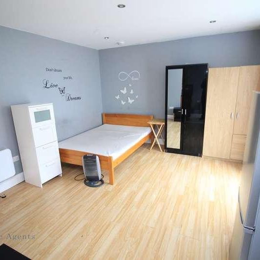 Northfield Road, Hounslow, TW5 - Photo 1