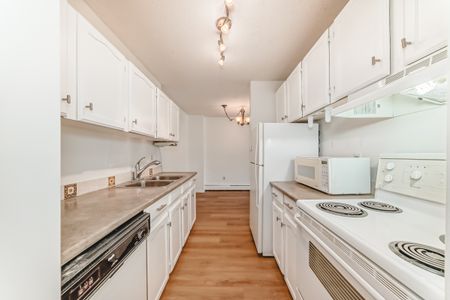 CONVENIENTLY LOCATED 2 BED, 1.5 BATH 2nd-FLOOR CONDO IN THE COMMUNITY OF HAYSBORO - Photo 3