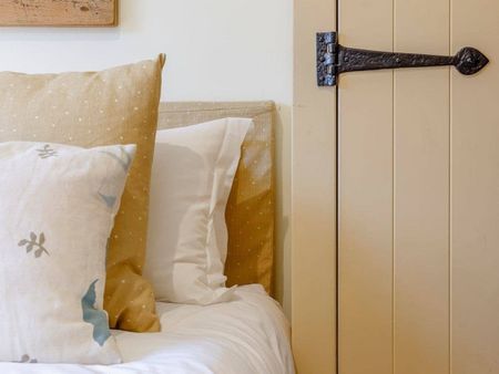 2 bedroom cottage to rent - Photo 2