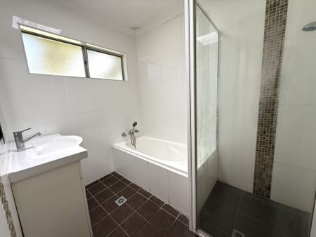 Quaint Three Bedroom Home! - Photo 5
