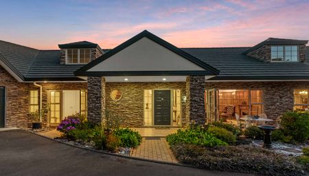 Stunning Executive Family Retreat in Gated Community - Photo 2