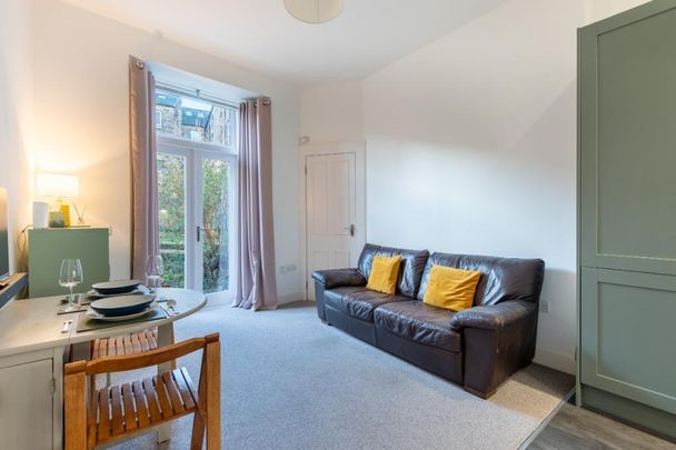 2 bedroom ground floor flat to rent - Photo 1