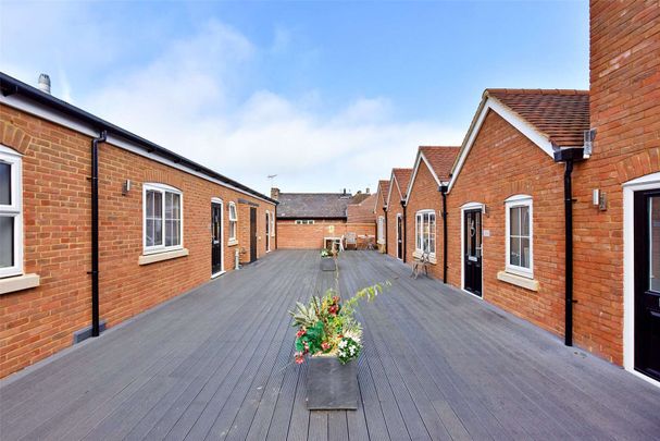 A two bedroom apartment finished to a high standard and centrally located on the Marlow High Street. One parking space included - Photo 1