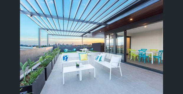 Bright, Modern and Contemporary Apartment - Photo 1