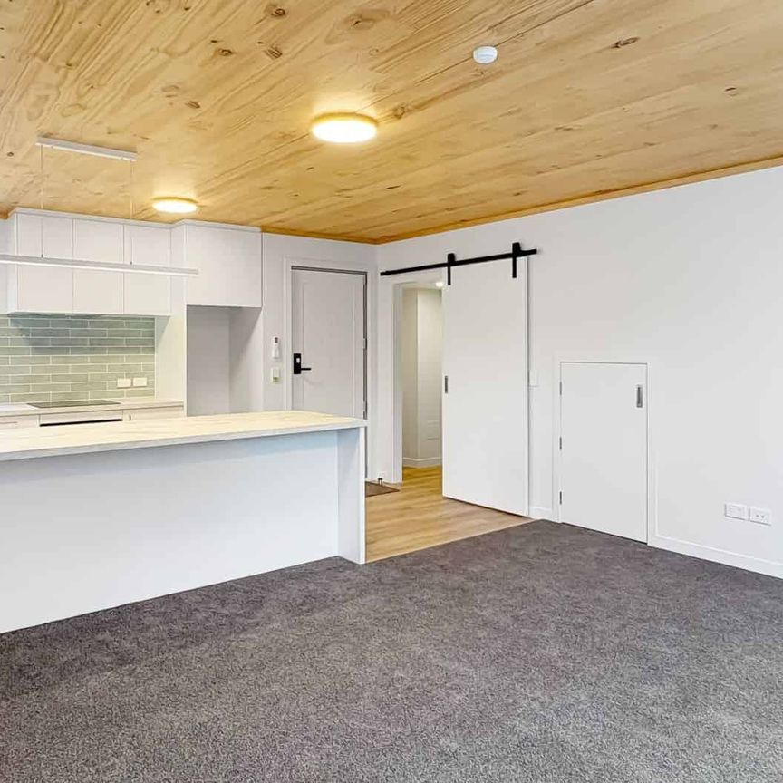WOOLSTON - BRAND NEW, TWO BEDROOMS, HEAT PUMP, OFF STREET CARPARK - Photo 1