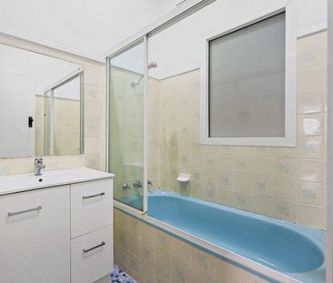 Neat 3 Bedroom Family Home - Photo 2