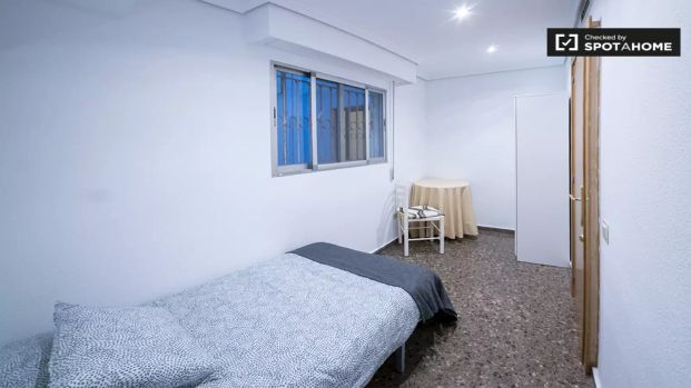 Room in a shared 7-bedroom apartment for rent in La Vega Baixa, Valencia, perfect for professionals and students. - Foto 1