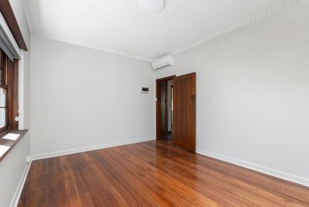 One Bedroom Apartment in Prime Location - Photo 2