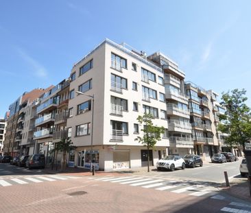 Volledig gerenoveerd, gemeubeld hoekappartement gelegen op enkele s... - Photo 3
