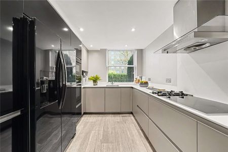 Stunning 4 bedroom terraced house with outside in gated portered development. - Photo 5