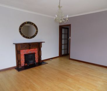 SPACIOUS TWO BEDROOM APARTMENT - Photo 2