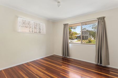 Quiet, Family-Friendly Home in Prime Raceview Location - Photo 4