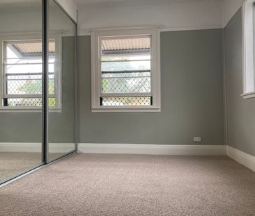 Charming recently renovated home in fantastic location - Photo 2