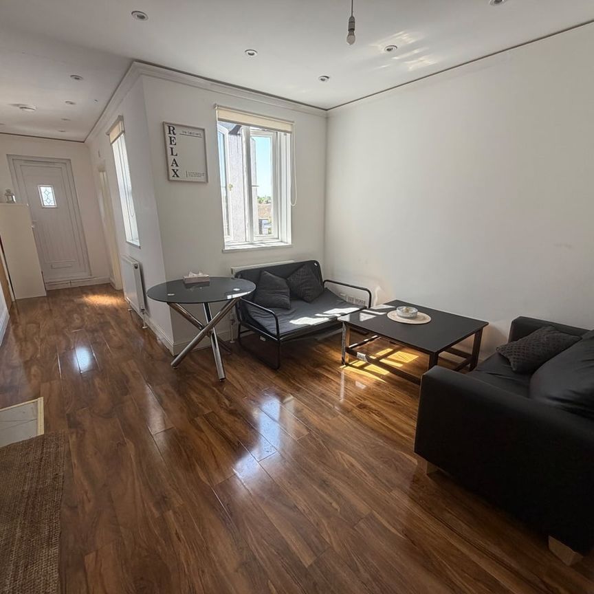 2 Bed Flat, Merton Road, SW18 - Photo 1